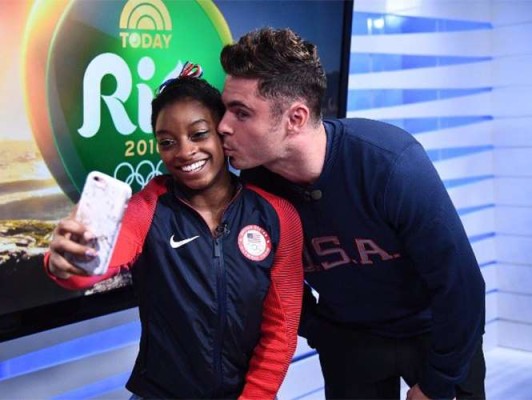 Simone Biles y Zac Efron
