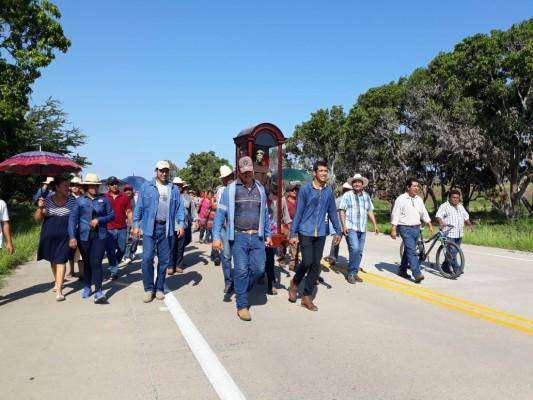 Llevar a San Francisco de Asís a la presa es una de las tradiciones que siguen en Escuinapa.