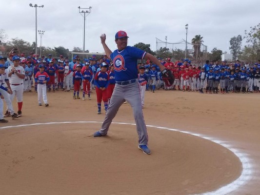 José Ángel Chavarín lanza la primera bola.