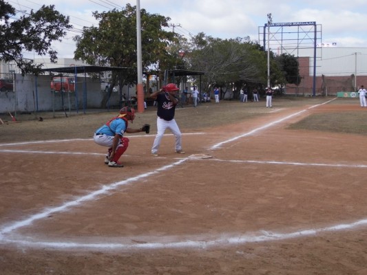 Muchos peloteros de calidad juegan en la Liga de Beisbol 40 años y más, cuya sede es el Club Muralla.