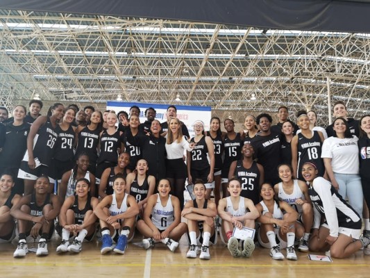 La mazatleca Elisa Rodríguez Navarro (de blanco con número 7) participa en el campamento.