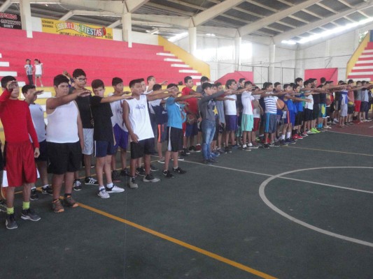 Los jugadores rinden la protesta deportiva.