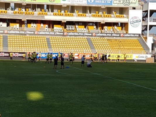 Maradona pisa el césped del estadio Banorte en su primer entrenamiento con Dorados
