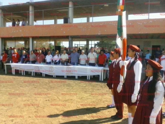 Los presentes realizan los honores al lábaro patrio.