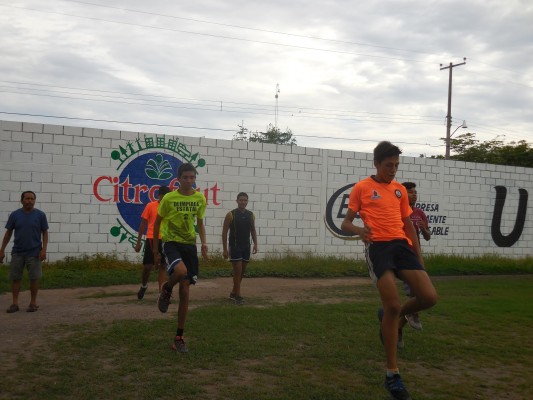 Arturo Guadalupe Moreno (al frente) y Luis Ángel Hernández se preparan para competir en la Paralimpiada Nacional 2018.