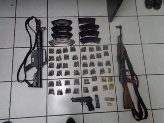 Aseguran armas largas y cortas, cargadores y una camioneta, en Navolato