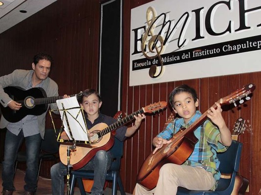 El profesor Óscar Corral con Max Arturo Ramos y Santiago Verdugo.