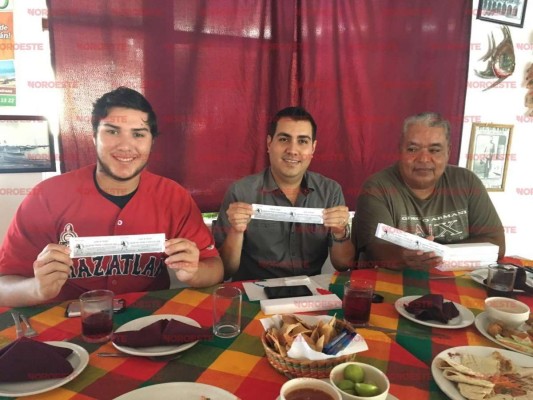 Los organizadores muestran los boletos para el partido.