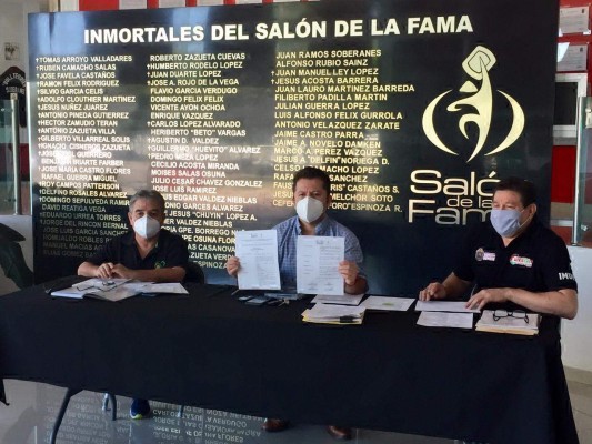 David Velázquez Robles, Carlos Octavio Larry Lara Cebreros y Salvador Hernandez Garay en el lanzamiento de la convocatoria.