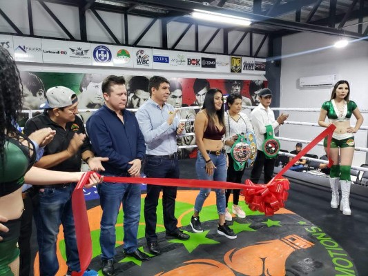 El corte de listón del gimnasio.