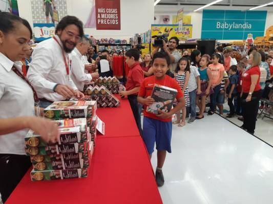 Juan Manuel Ley Bastidas durante la entrega de útiles escolares a alumnos de gran promedio académico.