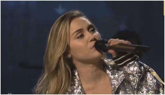 Miley Cyrus se muestra muy sexy en el programa Saturday Night Live.