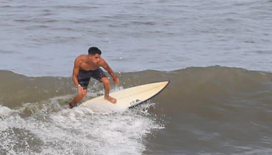 $!Enfrentar las olas que provoca un huracán como Olaf en Mazatlán requiere de experiencia, como la de ‘Becko’ Quintero