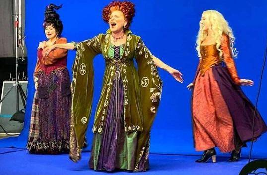 La cinta “Hocus Pocus”, también conocida como “Abracadabra”, se estrenará en octubre del 2022.