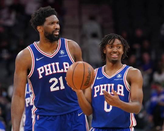Joel Embiid y Tyrese Maxey, durante el encuentro que los Sixers le ganaron al Thunder.