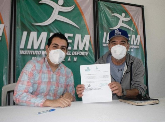 Víctor Páez (der.) recibe su nombramiento de manos de Humberto Álvarez.