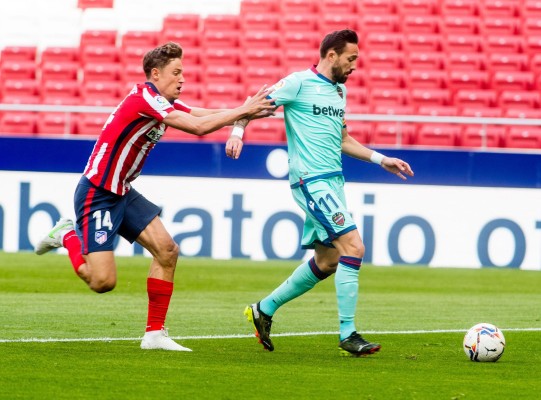 El Levante superó al líder Atlético de Madrid.