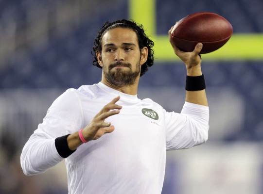 Firma Mark Sánchez con el campeón de la NFL