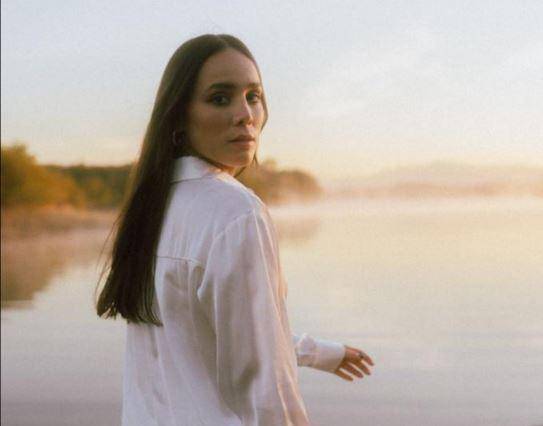 La cantautora sinaloense de 26 años, debuta con el tema ‘Castillos de Papel’.