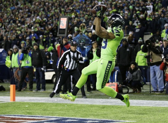 Doug Baldwin atrapa el balón para anotar un touchdown.