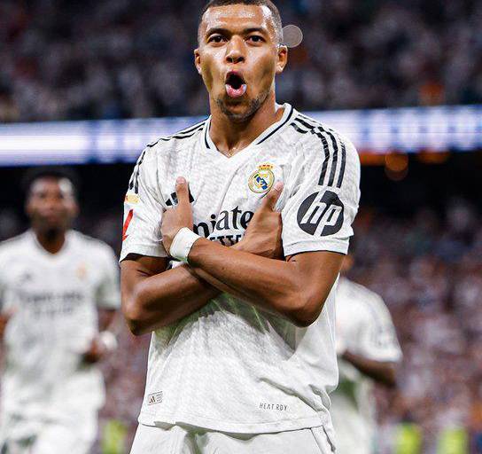Mbappé brilla con doblete ante el Betis