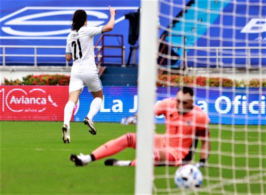 Edinson Cavani encabezó la goleada de Uruguay ante una gris Colombia en Barranquilla.
