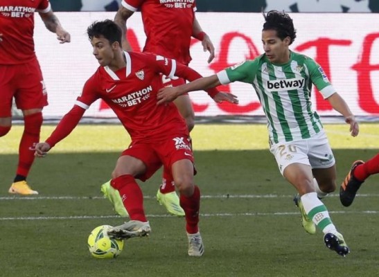 Mexicano Diego Láinez responde en derbi sevillano