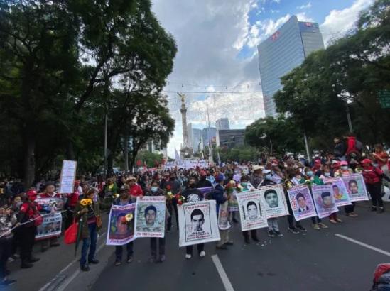 $!A 8 años de desaparecerlos es el mismo clamor en las calles: ‘¡Vivos los queremos!’