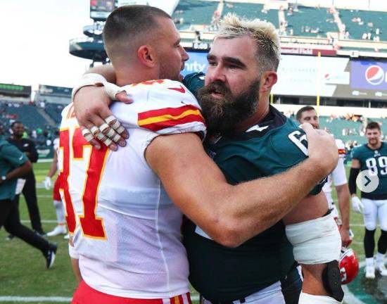 Los hermanos Travis Kelce (87) y Jason Kelce (62) se enfrentarán el 12 de febrero en el Super Bowl.