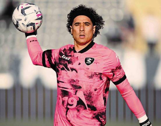 Guillermo Ochoa poco pudo hacer para evitar una nueva derrota para el Salernitana.