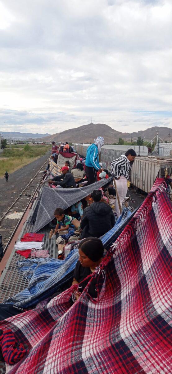 $!INM y la Guardia Nacional presionan a migrantes para bajar de tren en el norte del País
