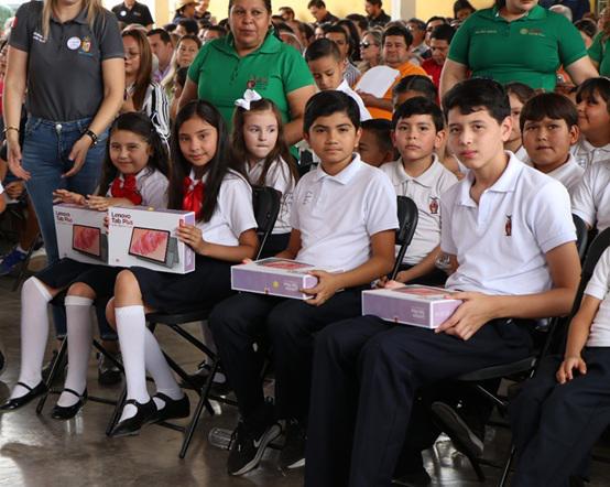$!Niños recibiendo tablets.