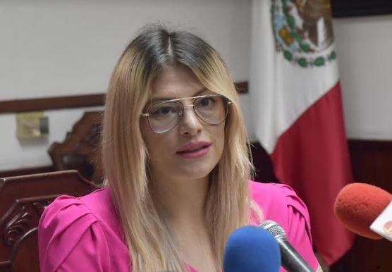Piden a papás no vestir a los niños como adultos en los festejos de este 30 de abril