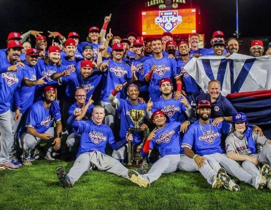 Los South Bend Cubs celebran con el trofeo de campeón en su poder.
