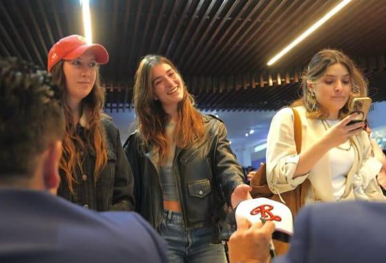 $!Los seguidores de la agrupación asistieron con pósters, gorras, sombreros, discos para que fueran autografiados.