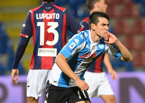 El mexicano Hirving Lozano celebra su gol ante el Crotone.