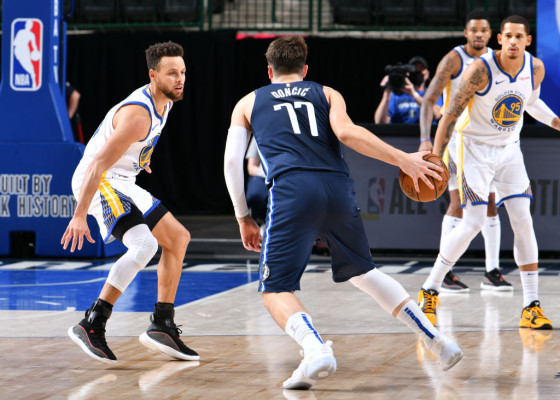 Doncic terminó con 42 puntos, 11 asistencias y 7 rebotes, pero los 57 puntos de Curry con 11-19 en triples no merecen ser opacados. Foto: Twitter @NBAMEX