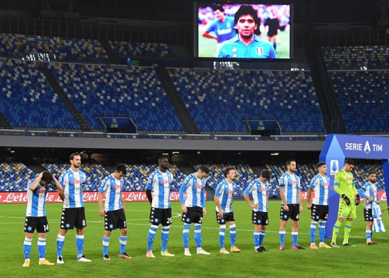 Hubo homenaje y victoria napolitana; llegaron a 17 puntos en el quinto puesto de la Serie A.