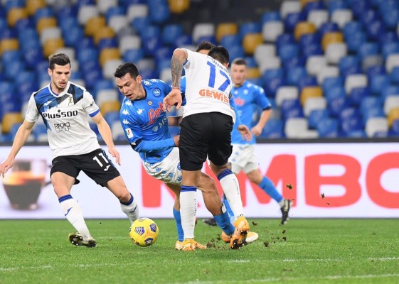 Hirving Lozano fue titular por el Napoli ante el Atalanta. Foto: Twitter @sscnapoli