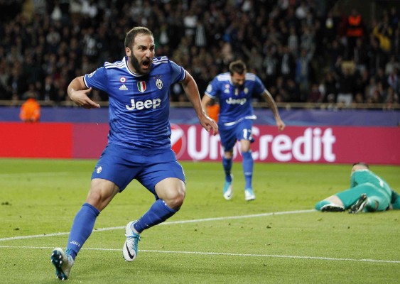 Gonzalo Higuaín festeja un a de sus anotaciones.