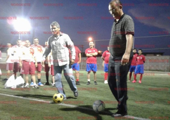 Andrés García y Juan Santana, comparten reconocimiento en el Club La Amistad