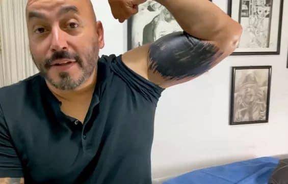 Lupillo mostrando en su momento como quedó el tatuaje de Belinda después de haber sido borrado.