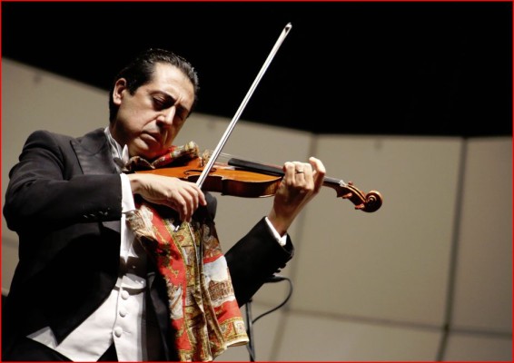 Julio Saldaña toca junto a la OSSLA el Concierto para violín No. 1 Opus 27, de Max Bruch.