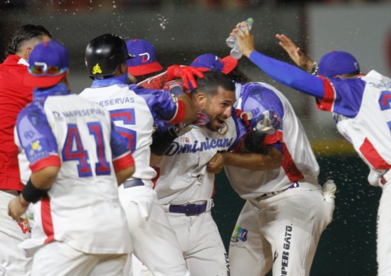 Rangel Ravelo es felicitado por sus compañeros tras darle el triunfo con sencillo, en la novena entrada.