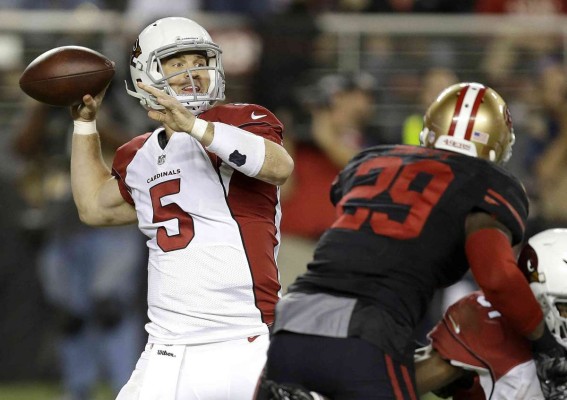 Drew Stanton lanza un pase.