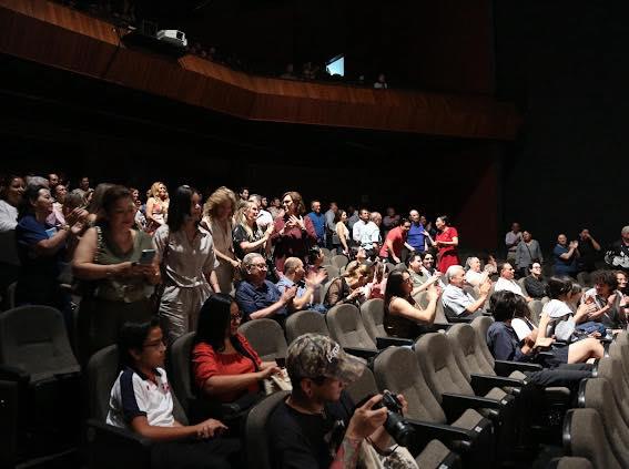 $!El público ovacionó a los artistas.