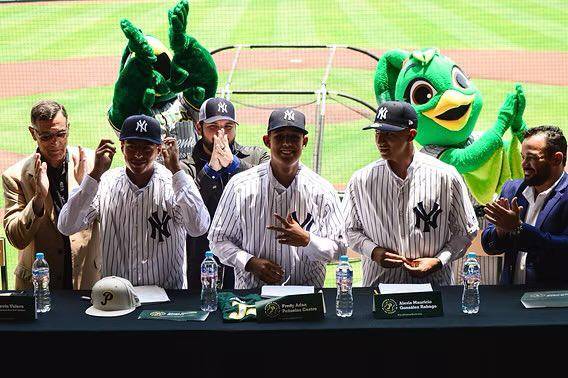 Los prospectos de Pericos firman con Yanquis.