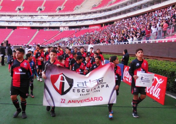 Atlas-Matamoros de Escuinapa en el desfile en el Estadio Akron.