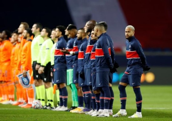 Un escándalo se hizo en el duelo entre el PSG y Estambul en la Champions League.
