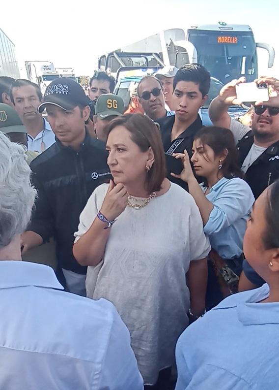 $!Se detiene Xóchitl Gálvez en manifestación de productores en Culiacán